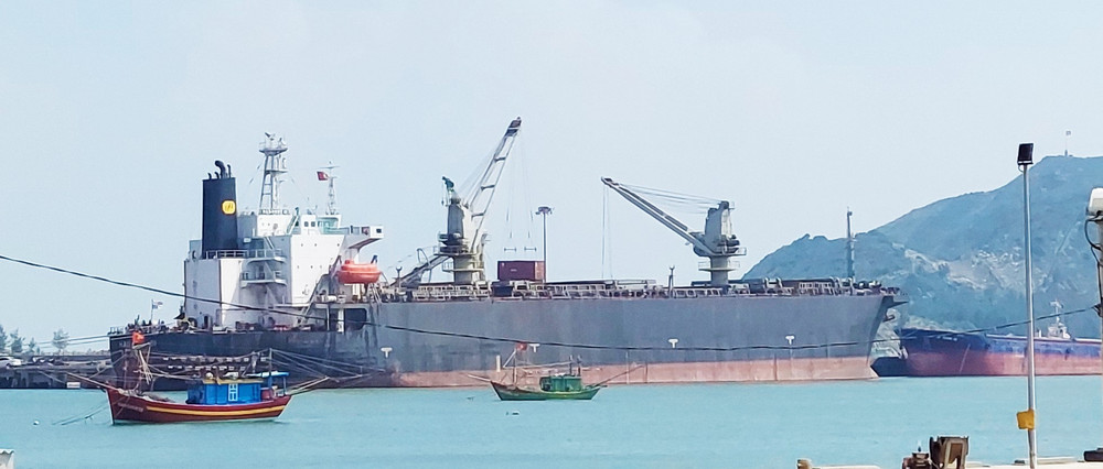 Tàu cập cảng Hòn La (Quảng Bình).