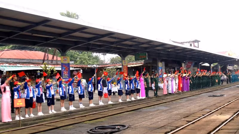 Ngay từ sáng sớm, cán bộ, nhân dân, trong đó có rất đông học sinh tỉnh Quảng Bình có mặt ở sân ga Đồng Hới chào đón đoàn diễu hành.