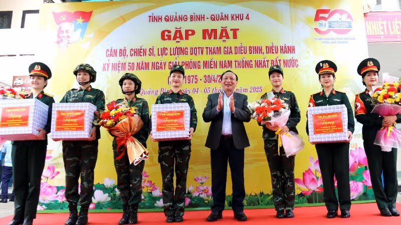 Phó Bí thư Thường trực Tỉnh ủy, Chủ tịch Hội đồng nhân dân tỉnh Quảng Bình Trần Hải Châu tặng hoa, quà động viên các lực lượng.