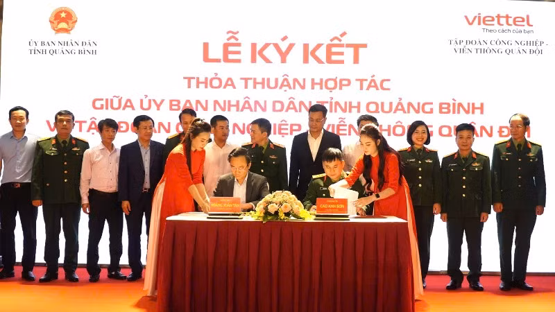 Đại diện lãnh đạo Ủy ban nhân dân tỉnh Quảng Bình và Viettel ký biên bản thỏa thuận hợp tác trong chuyển đổi số.