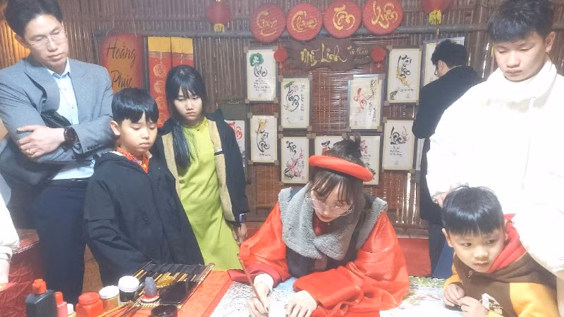 "Cô đồ" cho chữ ngày xuân.