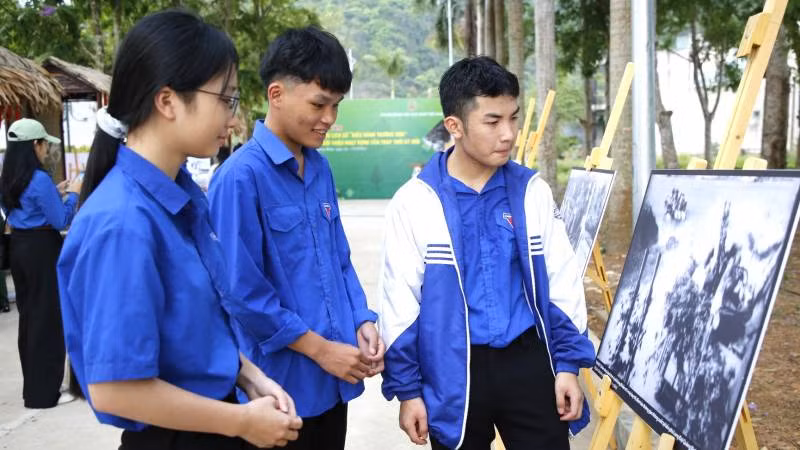 Đoàn viên, thanh niên tỉnh Quảng Bình xúc động trước các bức ảnh về đường Trường Sơn huyền thoại.