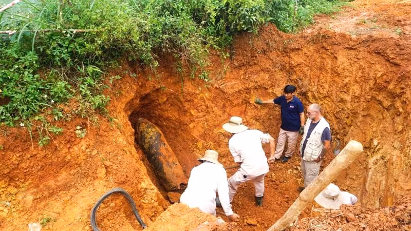 Quả bom lớn phát hiện trong vườn nhà chị Hoàng Thị Lân ở xã Vạn Trạch, huyện Bố Trạch (Quảng Bình).