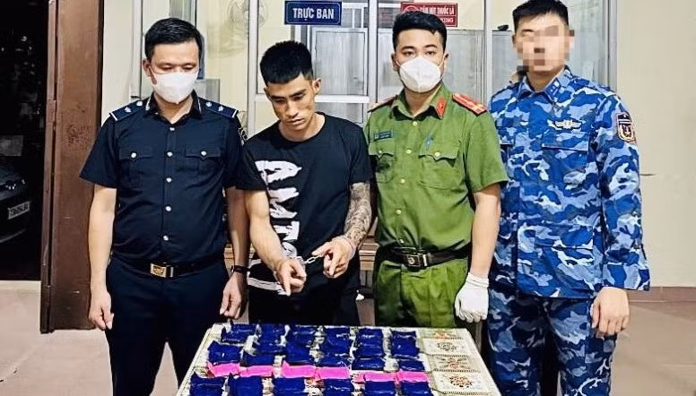 Đối tượng Nguyễn Lâm Trường cùng tang vật tại cơ quan Công an (Ảnh: Công an cung cấp)