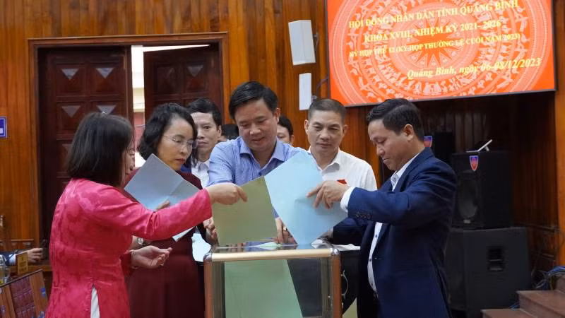 Các đại biểu Hội đồng nhân dân tỉnh Quảng Bình bỏ phiếu lấy tín nhiệm các chức danh do Hội đồng nhân dân tỉnh bầu hoặc phê chuẩn. Các đại biểu Hội đồng nhân dân tỉnh Quảng Bình bỏ phiếu lấy tín nhiệm các chức danh do Hội đồng nhân dân tỉnh bầu hoặc phê chuẩn.