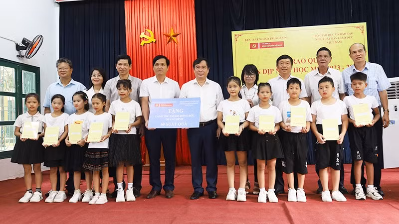 Đoàn công tác của Ban Tuyên giáo Trung ương và Nhà xuất bản Giáo dục Việt Nam tặng quà cho Làng trẻ em SOS Đồng Hới. (Ảnh: Hiền Chi)