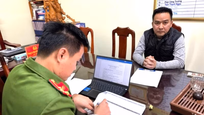 Đối tượng Lê Văn Huy tại cơ quan Công an. (Ảnh: Công an Quảng Bình cung cấp)