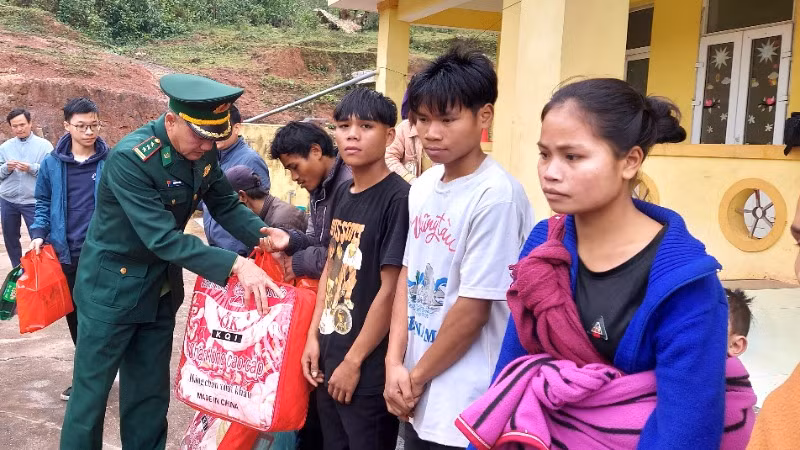 Bộ đội Biên phòng Quảng Bình tặng quà cho đồng bào dân tộc thiểu số ở xã biên giới Thượng Trạch, huyện Bố Trạch.