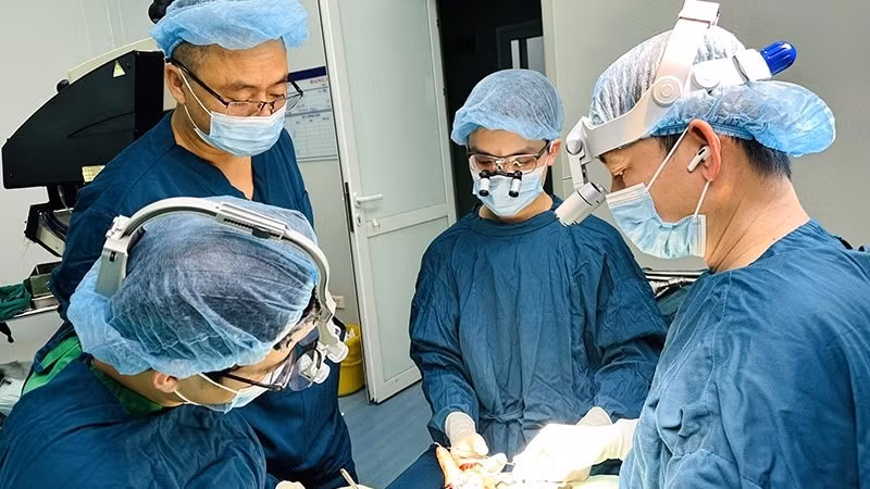 Một ca phẫu thuật tại Bệnh viện hữu nghị Việt Nam-Cuba Đồng Hới, Quảng Bình. (Ảnh HƯƠNG GIANG)