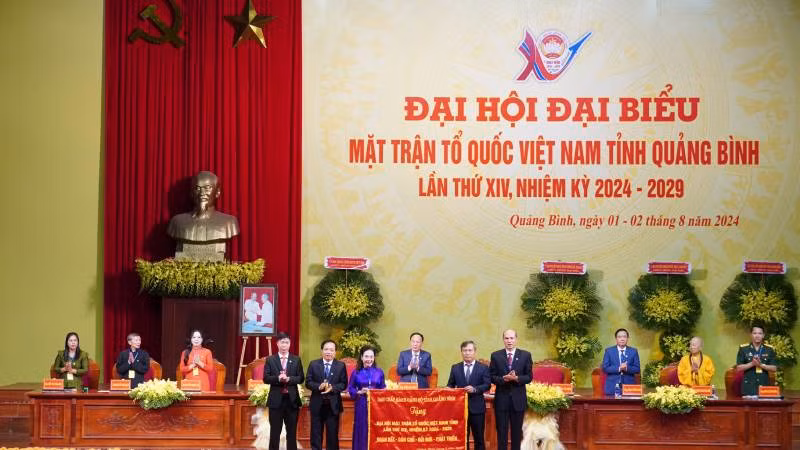 Bí thư Tỉnh ủy Quảng Bình Vũ Đại Thắng (thứ hai từ phải sang) tặng bức trướng “Đoàn kết-Dân chủ-Đổi mới-Phát triển” cho Đại hội.