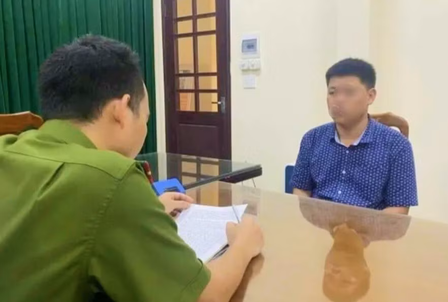 Công an thành phố Đồng Hới lấy lời khai của Lê Toàn 