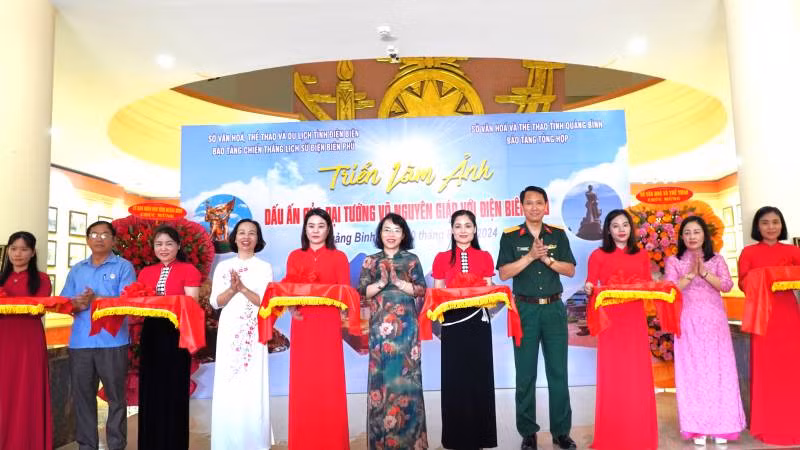 Các đại biểu cắt băng khai mạc Triển lãm ảnh “Dấu ấn của Đại tướng Võ Nguyên Giáp với Điện Biên Phủ”.