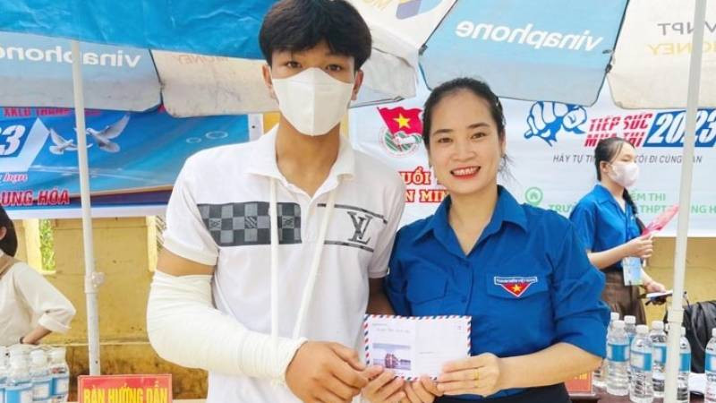 Huyện đoàn Minh Hóa hỗ trợ, động viên thí sinh bị tai nạn tại điểm thi Trường trung học cơ sở và trung học phổ thông Trung Hóa.