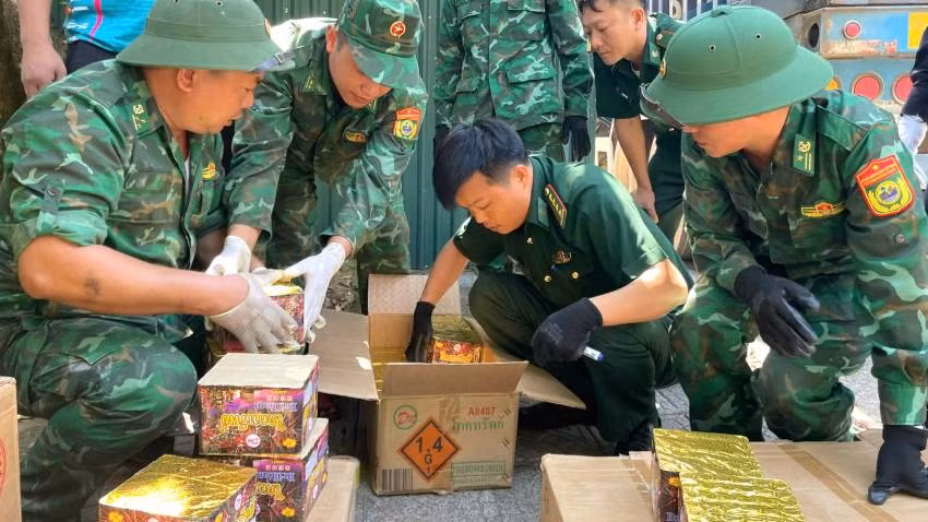 Hơn nửa tấn pháo hoa vận chuyển trái phép qua biên giới bị lực lượng chức năng Quảng Bình bắt giữ. 