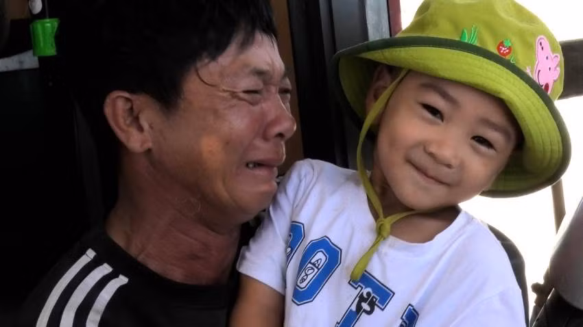 Người cha trên tàu cá bị chìm không cầm được nước mắt khi được cứu và gặp lại con.