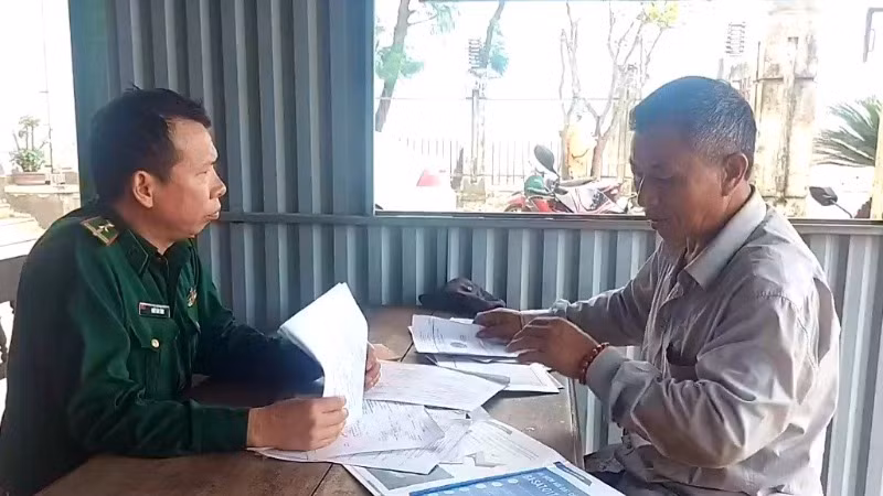 Đồn Biên phòng cửa khẩu Cảng Gianh kiểm tra giấy tờ cần thiết trước khi quyết định cho hoặc không cho phép tàu cá xuất bến.