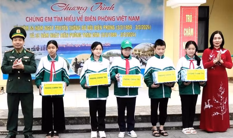 Đại diện Bộ Chỉ huy Bộ đội Biên phòng Quảng Bình trao quà học sinh có thành tích cao trong học tập ở thành phố Đồng Hới.
