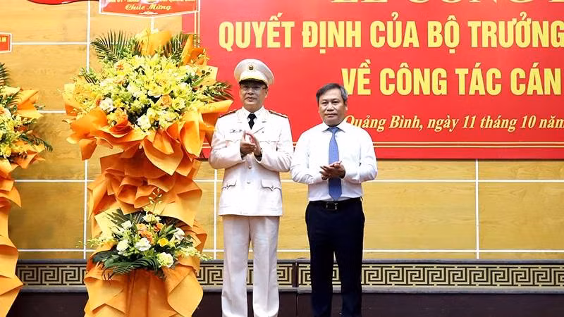 Ủy viên Trung ương Đảng, Bí thư Tỉnh ủy Quảng Bình Vũ Đại Thắng tặng hoa chúc mừng Đại tá Nguyễn Thanh Liêm, tân Giám đốc Công an tỉnh.