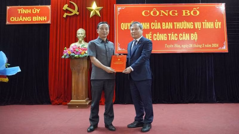 Bí thư Tỉnh ủy Quảng Bình Vũ Đại Thắng trao quyết định cho đồng chí Mai Văn Minh (bên trái).