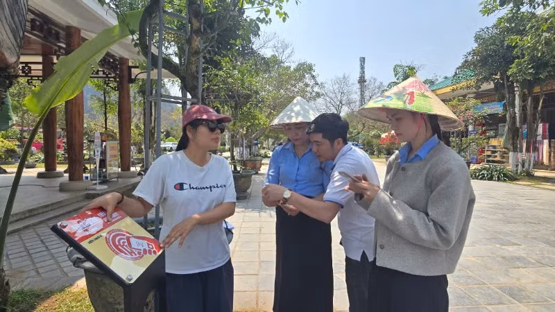 Nhiều người hào hứng với dịch vụ mới sử dụng công nghệ không dây (NFC) tại Trung tâm du lịch Phong Nha-Kẻ Bàng.