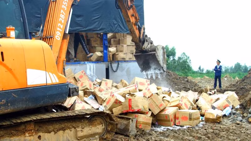 Cục Quản lý thị trường Quảng Bình phối hợp các đơn vị tiêu hủy hàng hóa nhập lậu, không rõ nguồn gốc.