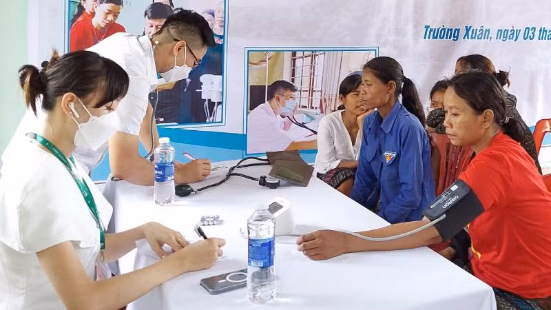 Người dân tham gia bảo hiểm y tế là để giảm bớt khó khăn, chia sẻ rủi ro khi đau ốm (Ảnh minh họa)