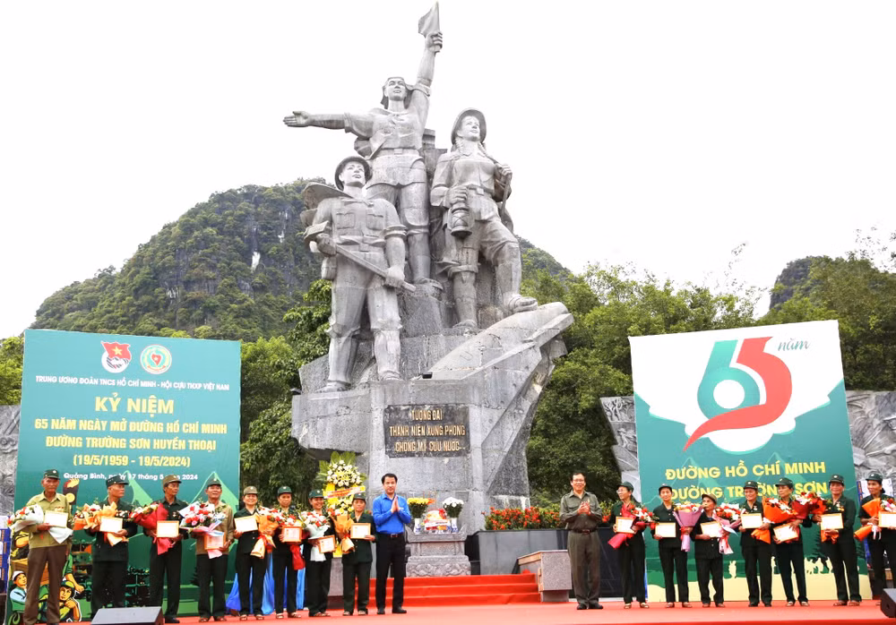 Ban tổ chức trao tặng kỷ niệm chương thanh niên xung phong cho các đại biểu