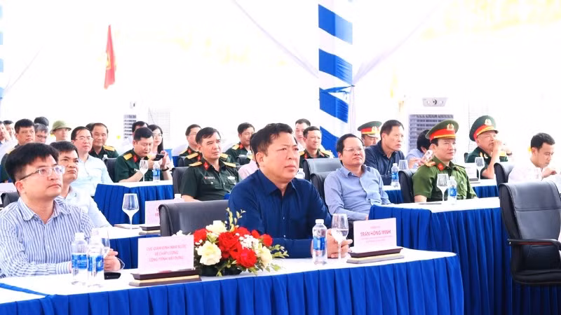 Bộ trưởng Xây dựng Trần Hồng Minh và các đại biểu dự lễ thông xe cao tốc bắc-nam tại Quảng Bình.