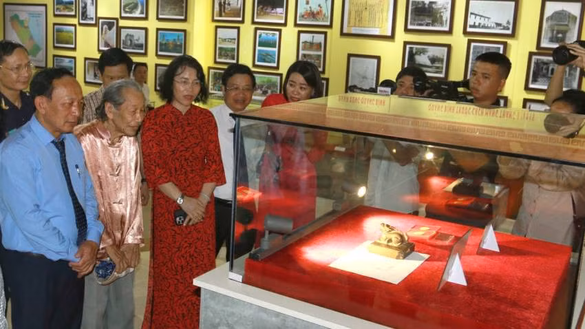 Các đại biểu tham quan bảo vật quốc gia “Ấn quan Tuần phủ Đô tướng quân”.