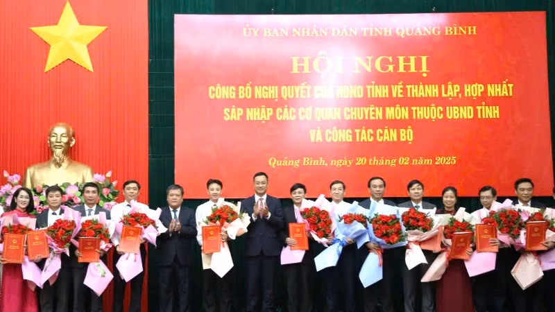 Lãnh đạo tỉnh Quảng Bình tặng hoa và trao quyết định cho các cán bộ được bổ nhiệm