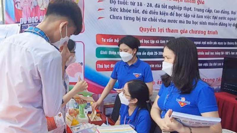 Các đơn vị tại Quảng Bình tư vấn cho học sinh lớp 12 về hướng nghiệp, chọn nghề. (Ảnh minh họa) 