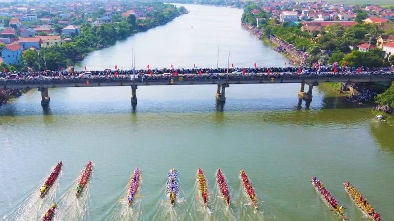 Lễ hội đua thuyền truyền thống trên sông Kiến Giang dần trở thành hoạt động văn hóa-du lịch thu hút đông du khách tham gia.