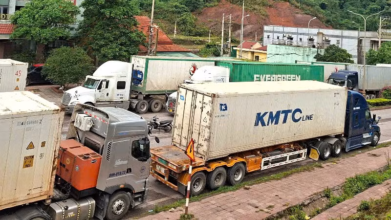 Phương tiện chở hàng hóa ùn ứ tại khu vực cửa khẩu quốc tế Cha Lo ngày 14/5.