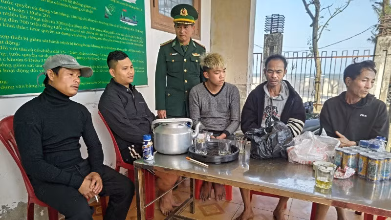 Các ngư dân Quảng Bình được cứu đưa vào bờ an toàn, hiện vẫn còn 1 người mất tích.