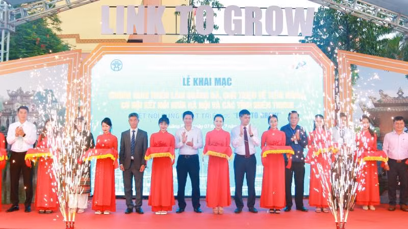 Các đại biểu cắt băng khai mạc hội chợ.