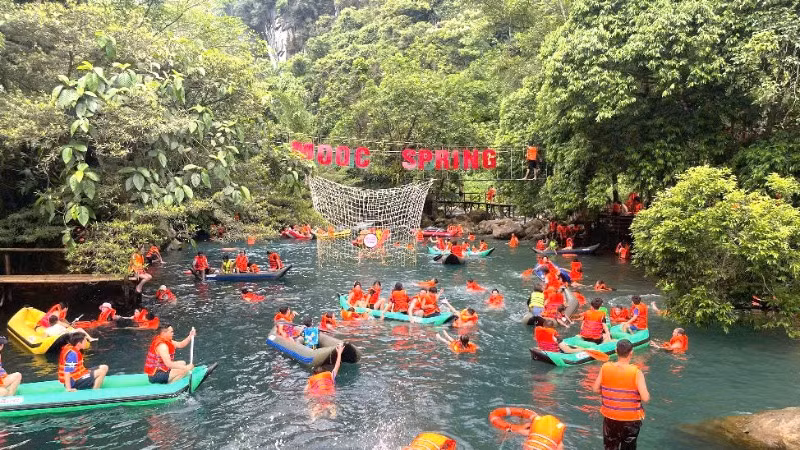 Suối Nước Moọc - điểm du lịch sinh thái, thể thao dưới nước thu hút rất đông du khách khi đến Phong Nha-Kẻ Bàng.