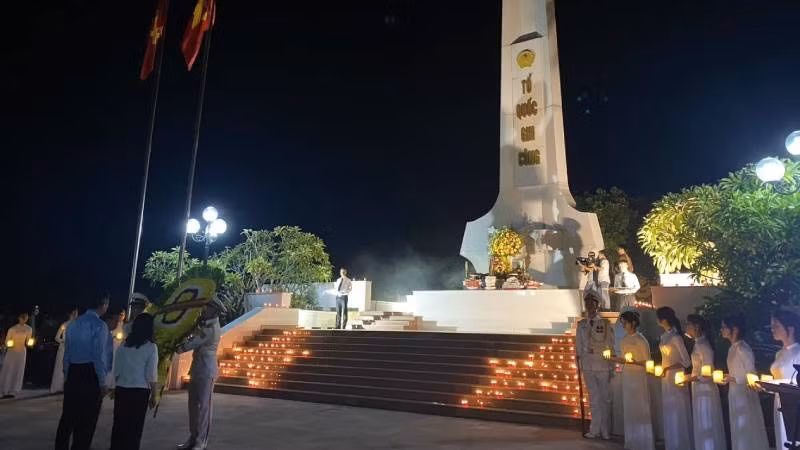 Nghĩa trang Ba Dốc (Quảng Bình) trong đêm thắp nến tri ân.