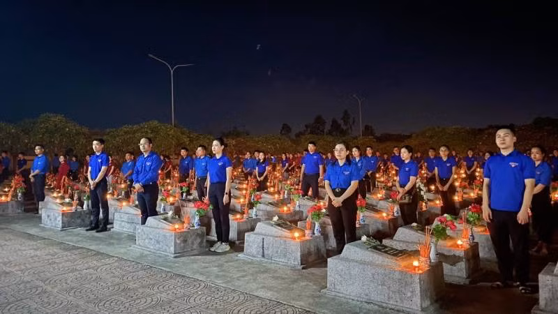 Đoàn viên, thanh niên Quảng Bình thắp nến tri ân các Anh hùng liệt sĩ ở Nghĩa trang Ba Dốc.