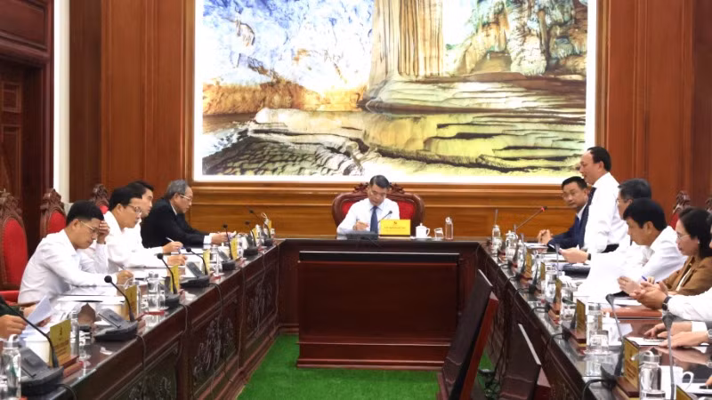 Đồng chí Lê Minh Hưng chủ trì buổi làm việc với Ban Thường vụ Tỉnh ủy Quảng Bình.