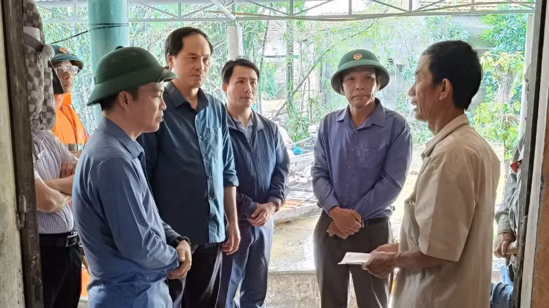 Lãnh đạo huyện Lệ Thủy đến thăm, chia buồn với gia đình có 2 trẻ bị đuối nước thương tâm.