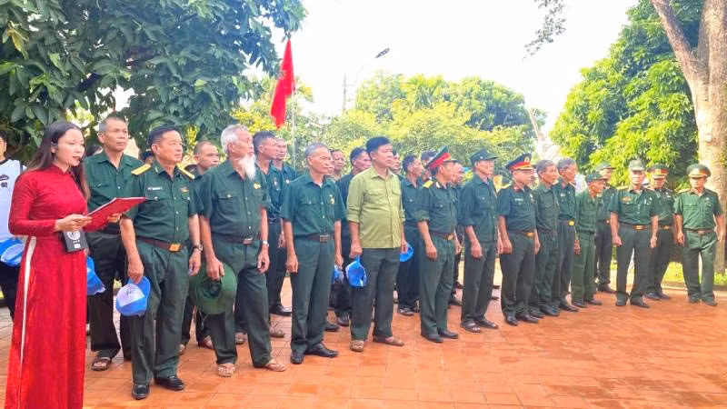 Các cựu chiến binh xúc động khi nghe hướng dẫn viên giới thiệu về tuổi thơ và gia đình Đại tướng Võ Nguyên Giáp. (Ảnh: TH)