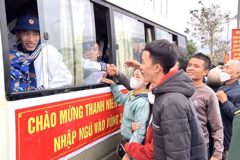 Người thân tại thành phố Đồng Hới lưu luyến tiễn chiến sĩ mới lên đường làm nhiệm vụ mà Tổ quốc giao cho.