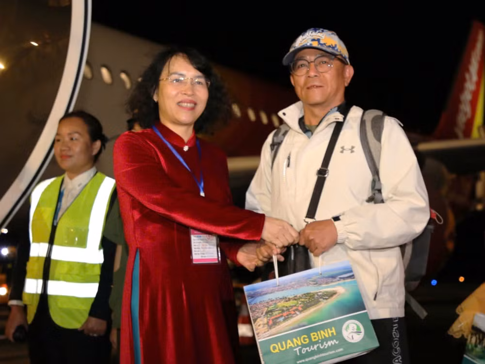 Giám đốc Sở Văn hóa, Thể thao và Du lịch Quảng Bình Nguyễn Thị Bích Thủy tặng quà cho những hành khách trên chuyến bay