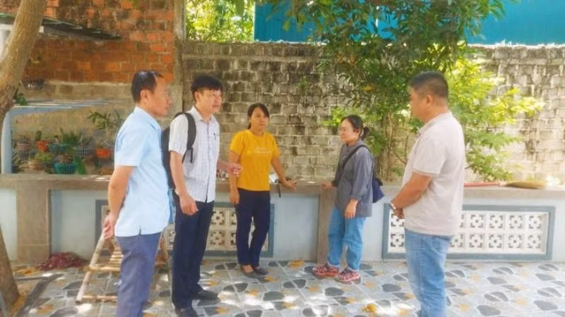 Cán bộ Trung tâm Kiểm soát bệnh tật tỉnh Quảng Bình điều tra dịch tễ tại khu vực có người chết do bệnh dại. (Ảnh: Nội Hà)