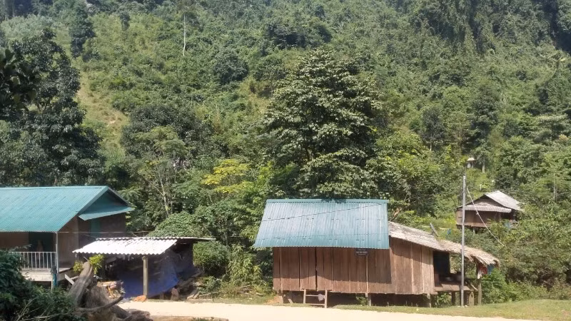 Khu vực có nguy cơ sạt lở rất cao ở bản Tân Ly, xã Lâm Thủy khiến 17 hộ dân buộc phải di dời khẩn cấp. 