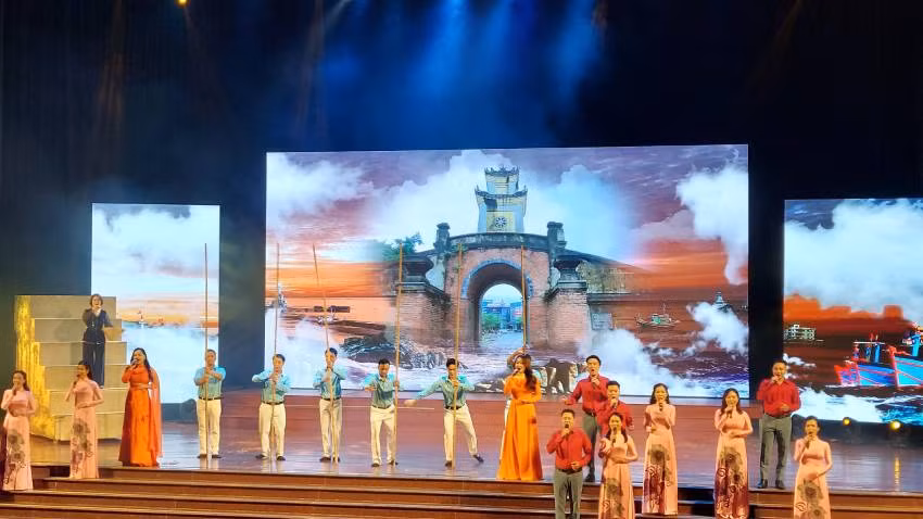 Các nghệ sĩ thể hiện ca khúc "Quảng Bình quê ta ơi" trong chương trình