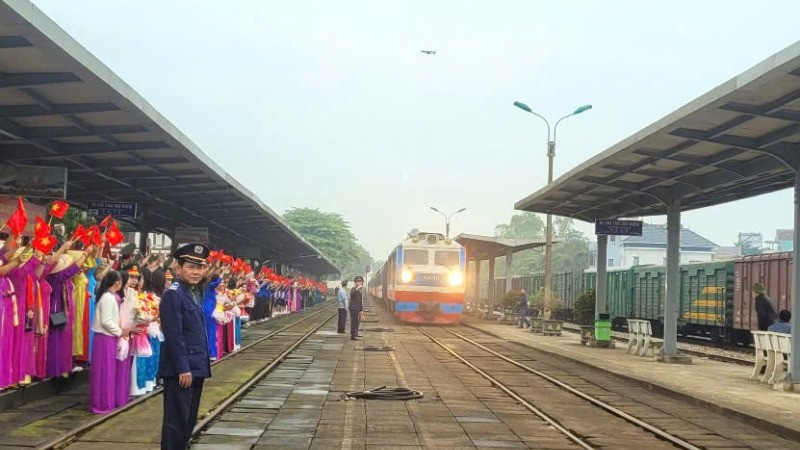 Cán bộ, nhân dân tỉnh Quảng Bình đón đoàn tàu hỏa số 1 chở cán bộ, chiến sĩ và lực lượng dân quân tự vệ tham gia diễu binh, diễu hành kỷ niệm 50 năm ngày giải phóng miền nam thống nhất đất nước vào dừng nghỉ tại ga Đồng Hới.