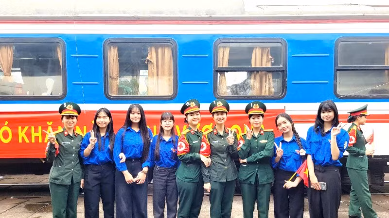 Các nữ quân nhân chụp ảnh lưu niệm với nữ sinh thành phố Đồng Hới.