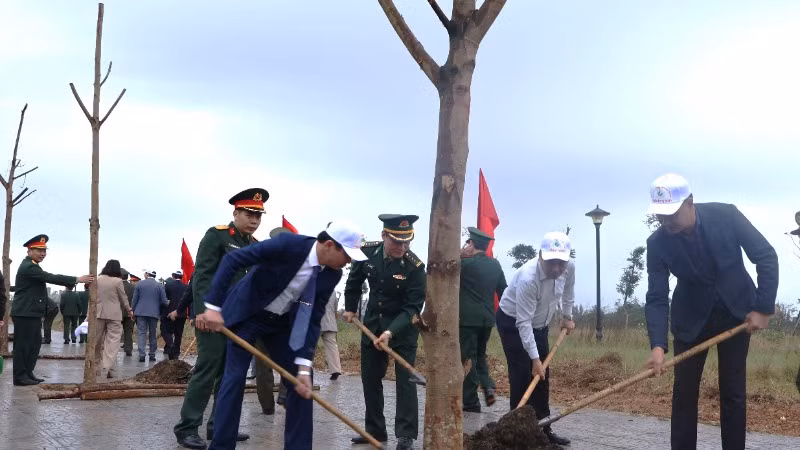 Các đồng chí lãnh đạo tỉnh Quảng Bình trồng cây đầu xuân Ất Tỵ 2025.