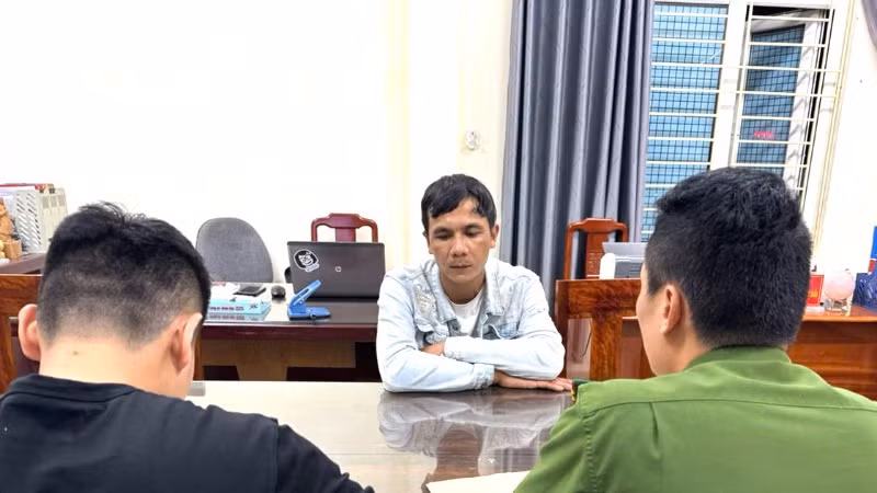 Đối tượng Hoàng Văn Nghệ tại cơ quan Công an. (Ảnh: Công an Quảng Bình)